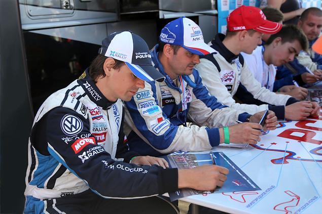 Будни "народного пилота". Белоцкий -- крайний слева