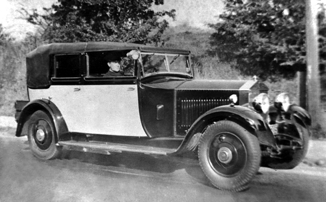 Неумелое управление и некачественное обслуживание автомобиля могли негативно сказаться на репутации молодой британской марки, поэтому уже в 1910 году был открыт демонстрационный класс для водителей, а через два года появилась специализированная школа.