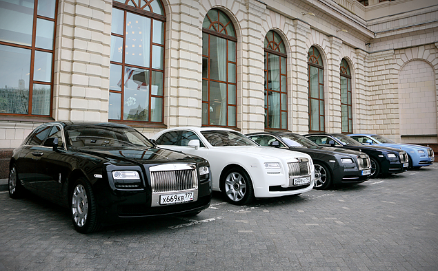 Время ожидания пассажира лучше всего посвятить чистке автомобиля и чтению. Но можно и поспать на заднем сидении - Ренни не видит в этом ничего плохого.