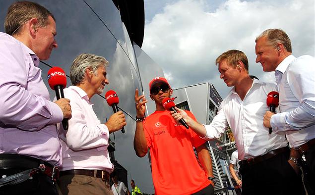 Херберт в составе съемочной бригады SkySports участвует в беседе с Льюисом Хэмилтоном