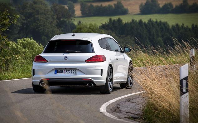 С технической точки зрения Scirocco остается таким же практичным для каждодневного использования, как и любой Volkswagen, но выглядит более эмоционально. За дизайн приходится расплачиваться сужающимся к задней части салоном и высокой погрузочной высотой багажника.