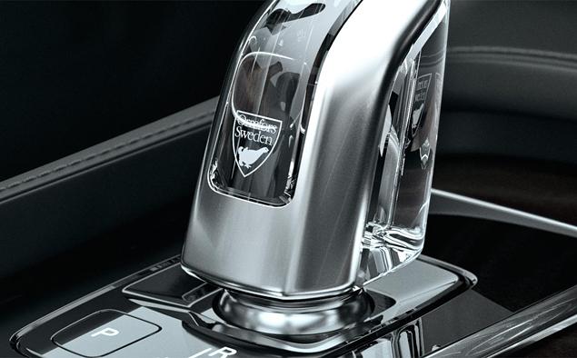 До этого хрустальные элементы интерьера встречались в концепт-карах Skoda, но только Volvo довела идею до серийного производства. Интересно, каково будет браться за такой рычаг «автомата» после долгой зимней ночи.