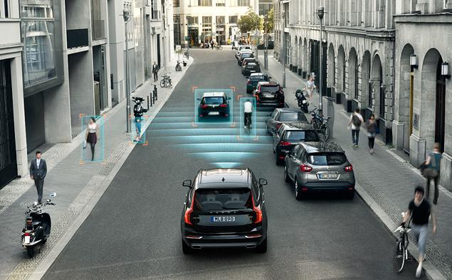 Уже в следующем году на дороги Гетеборга выйдут сто автомобилей Volvo с полностью автономным управлением. А пока XC90 оснащен продвинутой системой круиз-контроля - дальше только автопилот.