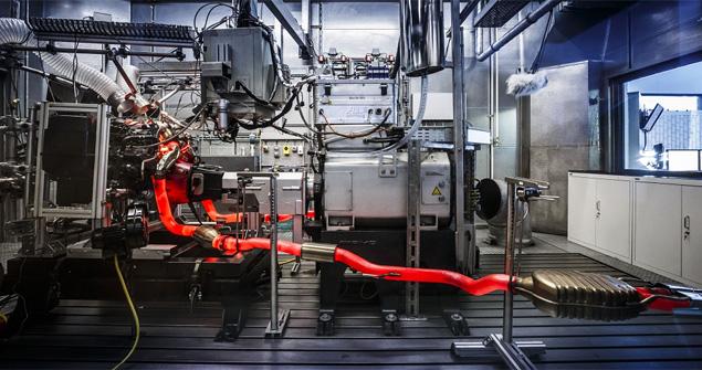 Этот V8-битурбо не имеет ничего общего с нынешними моторами AMG, используемыми на "гражданских" моделях. На версии GT он развивает 462 лошадиных силы. У GT S – 510.