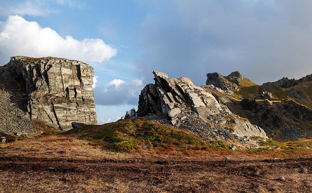 Край света выглядит так. Скалы и лишайник трогать можно: они не кусаются. И, в отличие от какой-нибудь Исландии, за прогулку за пределами дороги вас не посадят в тюрьму. Просто потому, что некому.