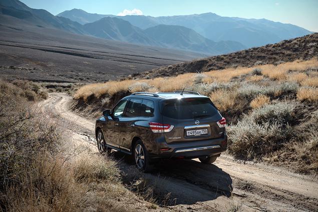 По грунтовке Pathfinder едет очень комфортно, но до первой более или менее серьезной ямы. В ходе наших испытаний подвеску так ни разу и не пробило, но всегда было ощущения, что еще немного, и она развалится.