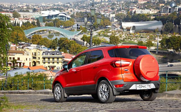 Диссонанс во внешность EcoSport вносят разве что колеса слишком маленького для таких роскошных колесных арок размера. Зато маленькие колеса дешевле - практичные автовладельцы оценят.