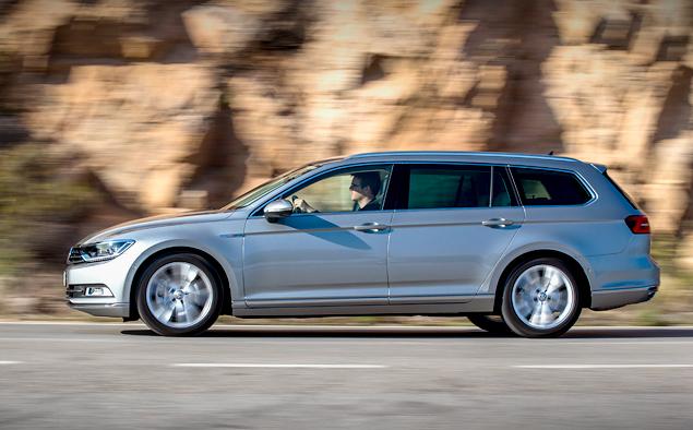 Дорожный просвет с опционным адаптивным шасси DCC ниже на 10 миллиметров. Даже в режиме Normal DCC кажется чуть плотнее обычной подвески, а в "Спорте" реакции "Пассата" становятся еще более собранными.