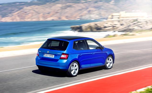 Согласно тенденциям -- ой, простите, трендам! -- автомобиль стал легче на 65 килограммов, а базовая версия с литровым мотором вообще весит меньше тонны -- 980 килограммов. И, конечно же, она стала экономичнее. Сразу на 17 процентов.