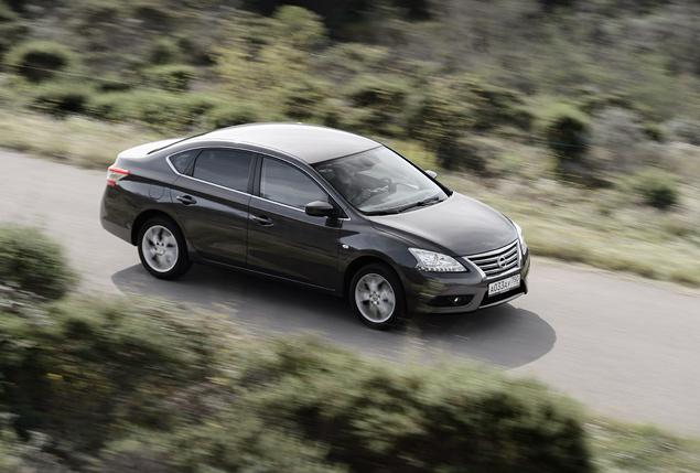 Тормоза Sentra оснащены функцией Brake Assist: электроника способна контролировать силу нажатия на педаль и увеличивает тормозное усилие при экстренном торможении.