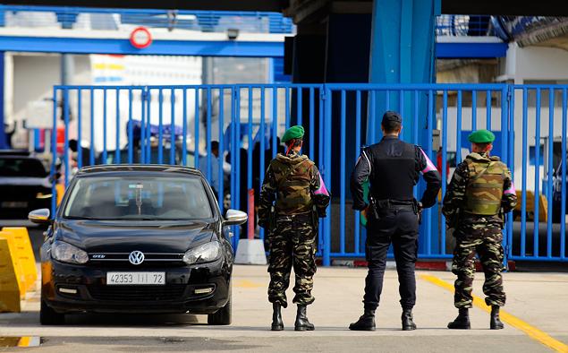 Военные наблюдают за границей. За решеткой творится эпопея с документами -- снимать, конечно, нельзя.