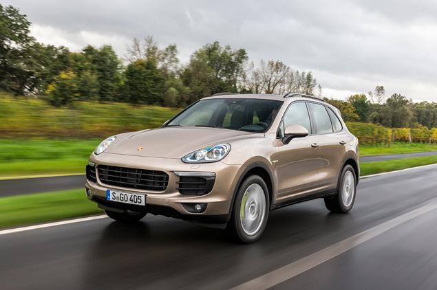 Назвать Cayenne S E-Hybrid медленным можно разве что в сравнении с суперкаром Porsche 918. Тяги не просто хватает: в большинстве ситуаций ее чуть ли не в избытке.