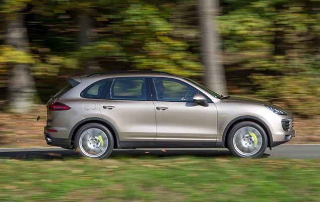 "Вырви глаз" зеленые тормозные суппорты и шильдики выглядят немного дико, но они, по сути, являются единственными отличительными признаками гибридного Porsche.