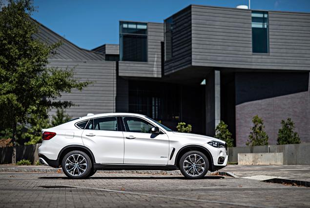 В профиль Х6 почти не изменился - появились лишь новые выштамповки на задних крыльях, которые должны сделать массивную корму в стиле Ким Кардашьян более... кхм, мускулистой что ли.