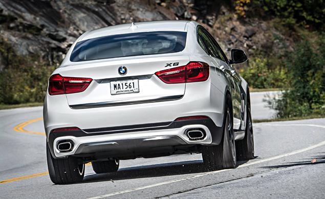 Крошечное заднее стекло требует привыкания - поначалу кажется, что через него вообще ничего не видно. Однако выручает система кругового обзора (если владелец потратится на эту опцию) или хотя бы простая камера заднего вида.