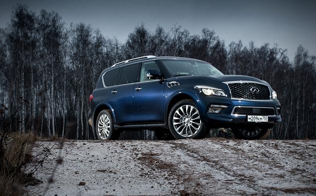 Несмотря на массу и габариты, Infiniti QX80 комфортен и неплохо управляется. Но в грязь его, пожалуй, лучше не совать.