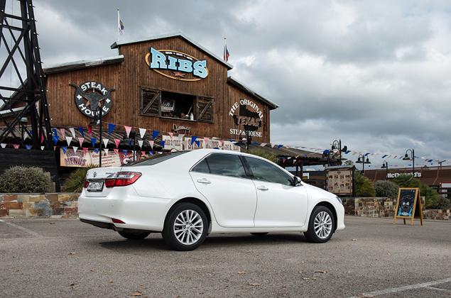 Производство обновленной Camry началось 5 ноября, но версии с мотором 2.0 появятся у дилеров только в конце марта следующего года. 30 процентов деталей машины сделаны в России