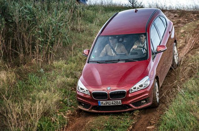 Никаких "внедорожных" систем 2-Series Active Tourer xDrive не положено -- нет даже системы помощи при спуске с горы. А на вопрос, появится ли "вседорожная" версия "двушки" (с защитным обвесом и увеличенным дорожным просветом), баварцы отвечают отрицательно.