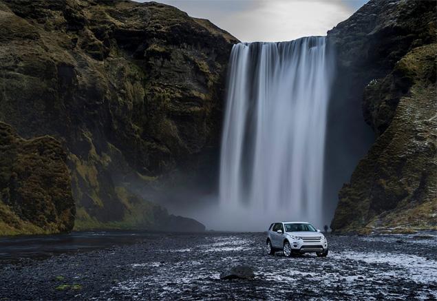 Несмотря на футуристичный облик, издалека LR Discovery Sport напоминает "Фрилендер" с некоторыми чертами RR Evoque. Но гены "Лэнд Ровера" в нем угадываются безошибочно