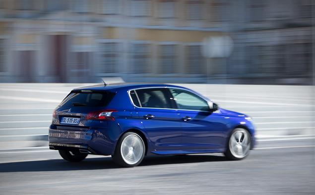 Задняя дверь хэтчбека сделана из полимерного композита, а багажник здесь один из самых больших в классе: 470 литров.