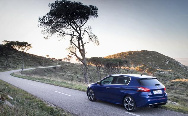 В России Peugeot 308 GT будет доступен под заказ уже с апреля -- значит, первые машины могут приехать летом. Цены пока не определены.