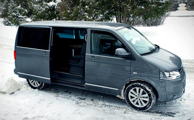 Открывать и закрывать пассажирские двери можно с ключа, кнопками на передней панели и ручками на самих дверях. В большинстве версий за левую сдвижную дверь придется доплачивать