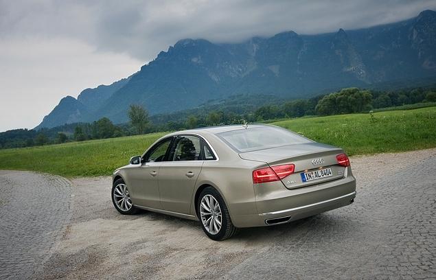 Отличить "длинную" A8 от "короткой" непросто: автомобиль отнюдь не выглядит растянутым на 13 сантиметров