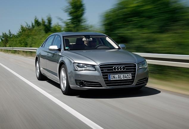 Рассуждать об управляемости удлиненной "А-восемь" сложно. С одной стороны потому, что скоростные "прострелы" по серпантинам - это явно не про A8 L, ее ждет другая жизнь. С другой стороны, найти сколь-нибудь серьезные отличия в поведении "длинной" A8 по сравнению с "короткой" в гражданских режимах движения почти невозможно.
Но главное, что 13 дополнительных сантиметров колесной базы ничего не испортили: наоборот, в дополнение к врожденной академичности ездовых повадок версия с шильдиком "L" приобрела еще и непоколебимую устойчивость на скоростных шоссе.