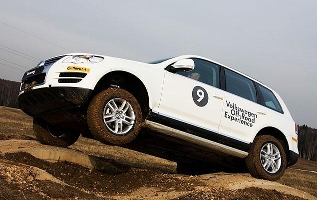 Главным укротителем бездорожья в семействе VW, по-прежнему, остается "Туарег"