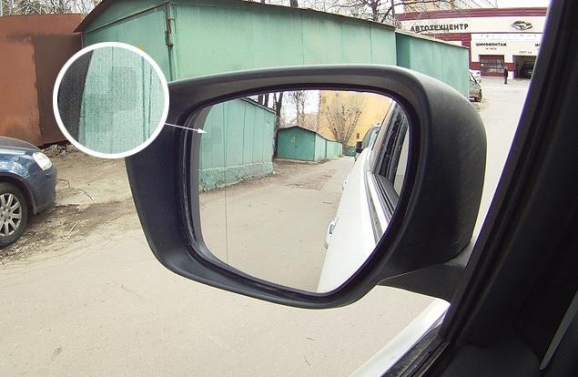 Система слежения за объектами в "слепой зоне" позади автомобиля - Rear Vehicle Monitoring (RVM) - хорошая штука, но в условиях российского движения пользы от нее маловато. Дело в том, что сенсоры сканируют слишком большое, по нашим меркам, расстояние позади авто - до 50 метров. И пока в зеркале будет "маячить" сигнал об опасном маневре, активный водитель успеет уже несколько раз перестроиться. Но осуждать действия электроники, оберегающей жизнь и срабатывающей при скоростях выше 60 километров в час, нет никакого желания. Ведь не ее вина в том, что в нашей стране культура вождения находится пока лишь в зачаточном состоянии. 