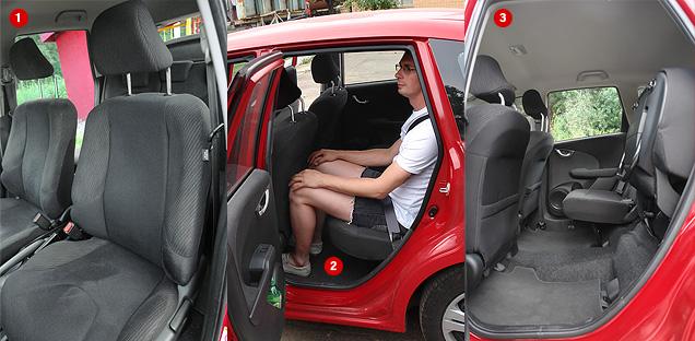 1. Передние сиденья Jazz довольно комфортные, но в поворотах удерживают тело не очень хорошо. Велюровая обивка постоянно притягивает к себе мелкий мусор и пыль.
2. Несмотря на то, что переднее сиденье отодвинуто до конца, сзади я с ростом 183 сантиметра устраиваюсь вполне свободно. 
3. Фишка Jazz: подушки задних кресел можно поднять вверх.