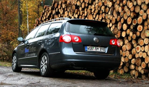 Passat BlueMotion из трех автомобилей понравился нам с коллегами больше всего. Он достаточно динамичен, удобен и очень экономичен. В заявленные 4,7 литра нам уложиться не удалось - на автобане, к примеру, мы проверяли максимальную скорость. Но даже в этих режимах Passat потребовал в среднем 5 с небольшим литров на "сотню".