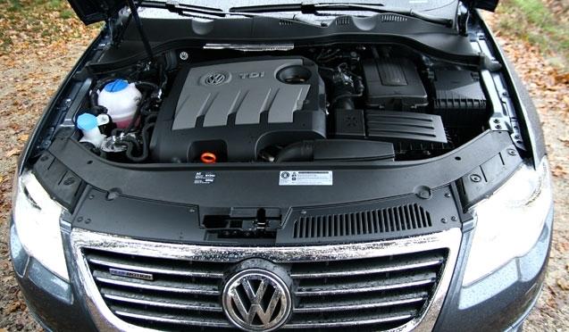 Под капотами "Гольфа" и "Пассата" - одинаковый коктейль из высоких технологий: высокоэкономичный дизель объемом 1,6 литра с непосредственным впрыском Common Rail, система "Start-Stop", генератор, превращающий энергию замедления в электричество.