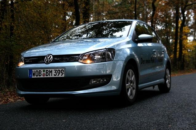 Внешне Polo BlueMotion, наверное, больше всего отличается от своих менее экономичных собратьев. Например, бросается в глаза лакированная накладка на решетке радиатора, установленная, чтобы снижать аэродинамическое сопротивление.