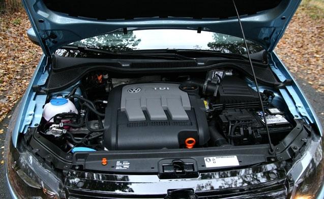 Трехцилиндровый турбодизель под капотом Polo BlueMotion обеспечивает машине вполне приемлемую динамику - но это если снимать показания приборов. А вот эмоциональности этому силовому агрегату явно не хватает.