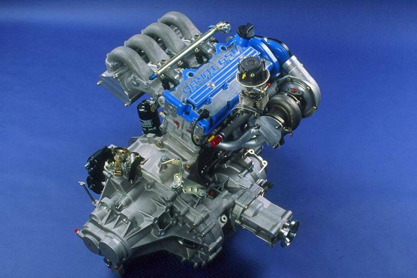 Предсерийный турбомотор с шестиступенчатой коробкой передач, так и не ставшие серийными. Справа видно узел отбора мощности на задние колеса. Впускной коллектор —  переменой геометрии: на каждый цилиндр приходится по два патрубка разной длины.