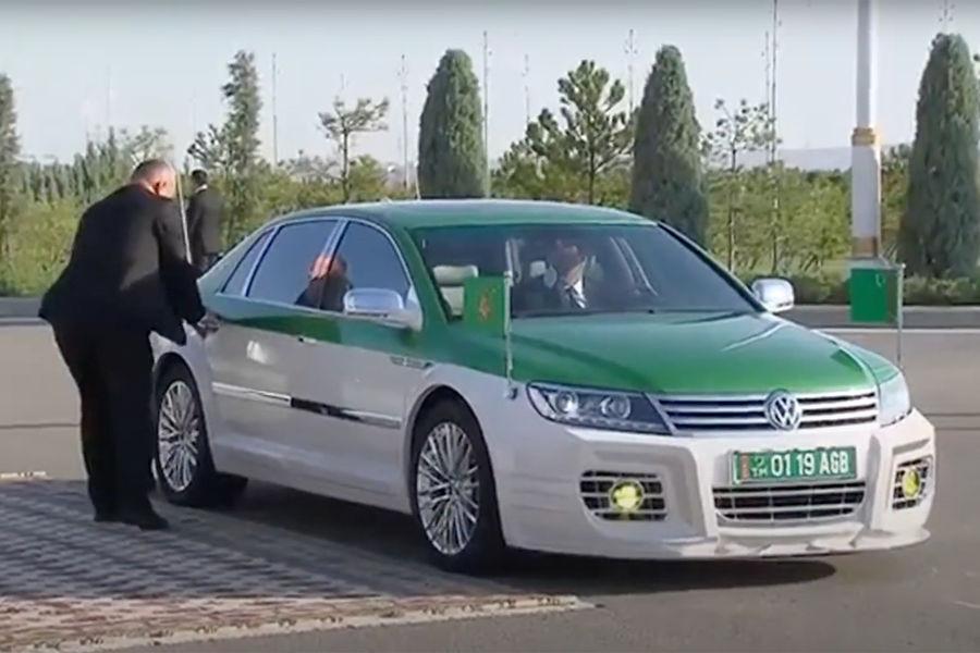 Бердымухамедов выходит из Volksawagen Phaeton