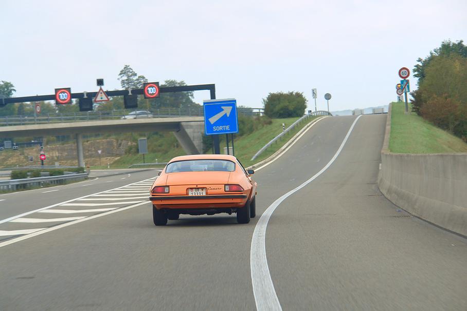 Ехать на Camaro 1974 беззаботно можно только по прямой. В поворотах он пугает полным отсутствием обратной связи на руле и постоянным желанием забросить заднюю ось, несмотря на не такой уж и мощный 185-сильный мотор.