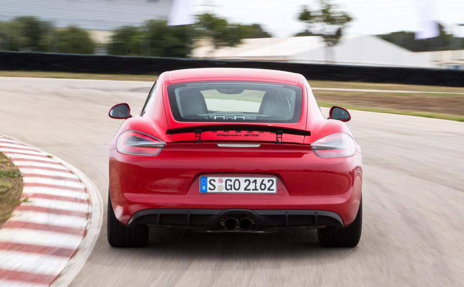 Сиденья Sport Plus с отделкой кожей и алькантарой и электрорегулировками по 18 направлениям хороши -- но идут за доплату. По сравнению с обычными у них появилась возможность настраивать боковую поддержку (отдельно для бедер и туловища), а также менять длину и угол наклона подушки. А есть еще ковши с интегрированными боковыми подушками безопасности.