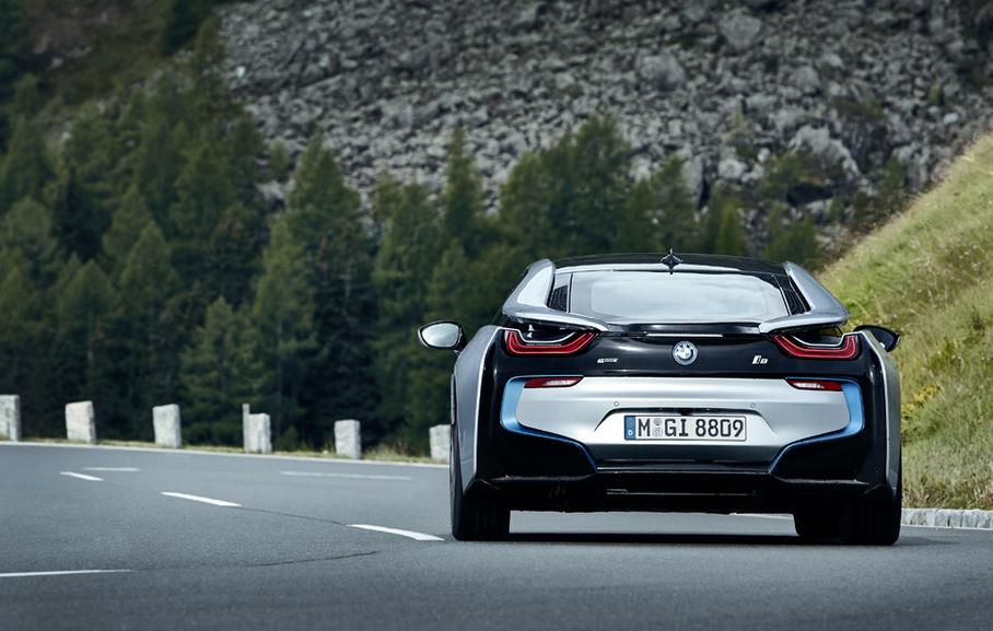 Сложные изгибы i8 работают на аэродинамику и сногсшибательный дизайн, но, простите меня за этот вопрос, как все это мыть?