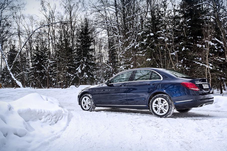 Подвеску для России подняли на 15 миллиметров, а задний бампер C 250 задернут так высоко, что напоминает о кроссоверах.