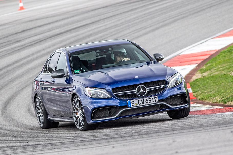 В базе S-модель идет с колесами 245/40 R18 спереди и 265/40 R18 сзади. Диски – легкосплавные, разноширокие, цвета «титановый серый»