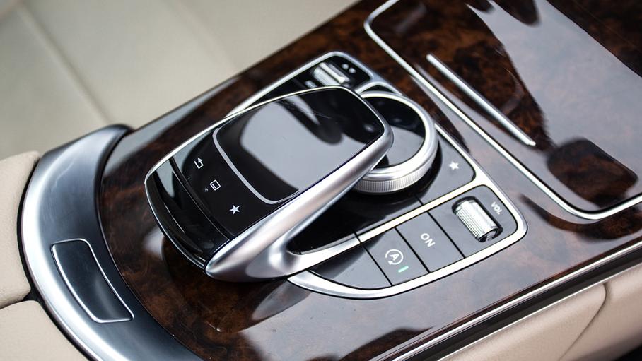 Сенсорная панель над джойстиком мультимедийной системы отключается, если положить на него кисть — удобно, если водитель предпочитает манипулировать «шайбой». Вращающийся цилиндр справа управляет громкостью — поначалу непривычно, но затем это кажется удобным решением.