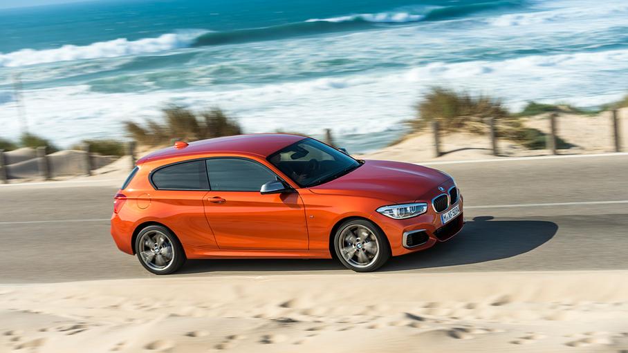 Представьте вместо песка снег, а вместо голубого океана – океан грязи. Примерно так этот автомобиль будет выглядеть в Москве наибольшую часть года