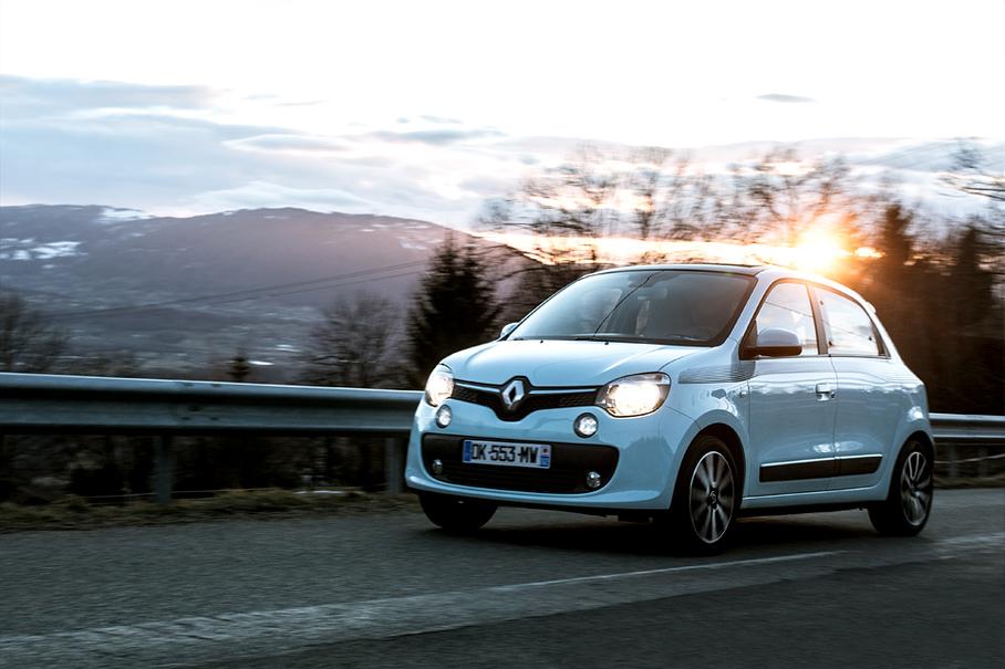 Для окраски кузова французы подбирали ретро-цвета, но вместо голубого я бы выбрал насыщенный желтый Twingo, напоминающий о гоночных Renault Alpine.