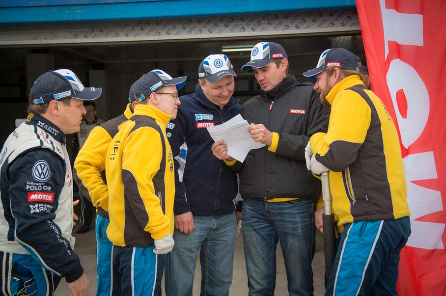 Организатор финала Михаил Лепехов (слева) и сотрудники команды «B-Tuning»