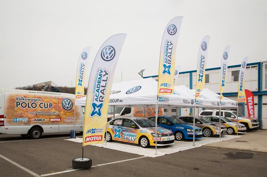 Автопарк «Академии ралли». Синий Polo — машина «Народного пилота» для нового сезона