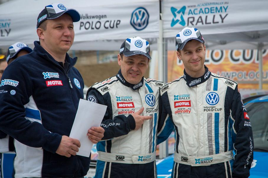 Севастьянов и Лепехов поздравляют нового «Народного пилота» Игоря Самсонова