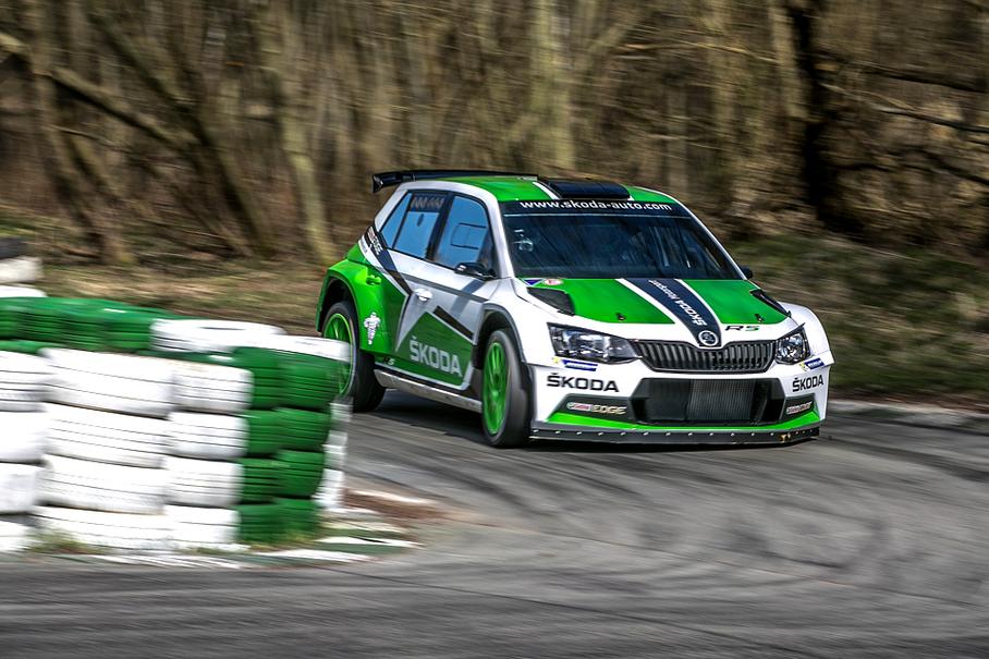 Круглые отверстия в окнах задних дверей снабжены фильтрами – это выдувная вентиляция. Внутрь воздух попадает через гребешок на крыше.