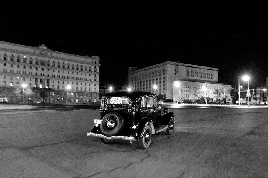 Кузов «Эмки» был цельнометаллическим, но крышу закрывал большой кусок дерматина. Во время войны его вырезали для наблюдения за небом — чтобы «Мессер» не прошил.